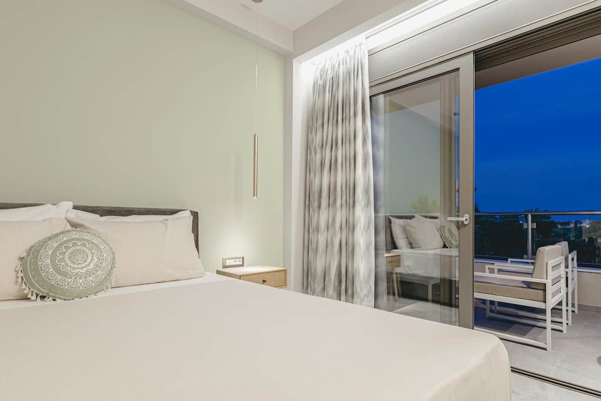 Suite, 1 Bedroom | 1 bedroom, in-room safe, iron/ironing board, free WiFi
