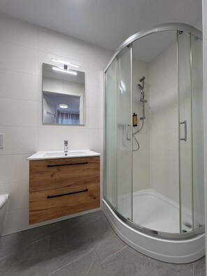 Shower, rainfall showerhead, hair dryer, towels - Al Ponte Hotel (Cademario)