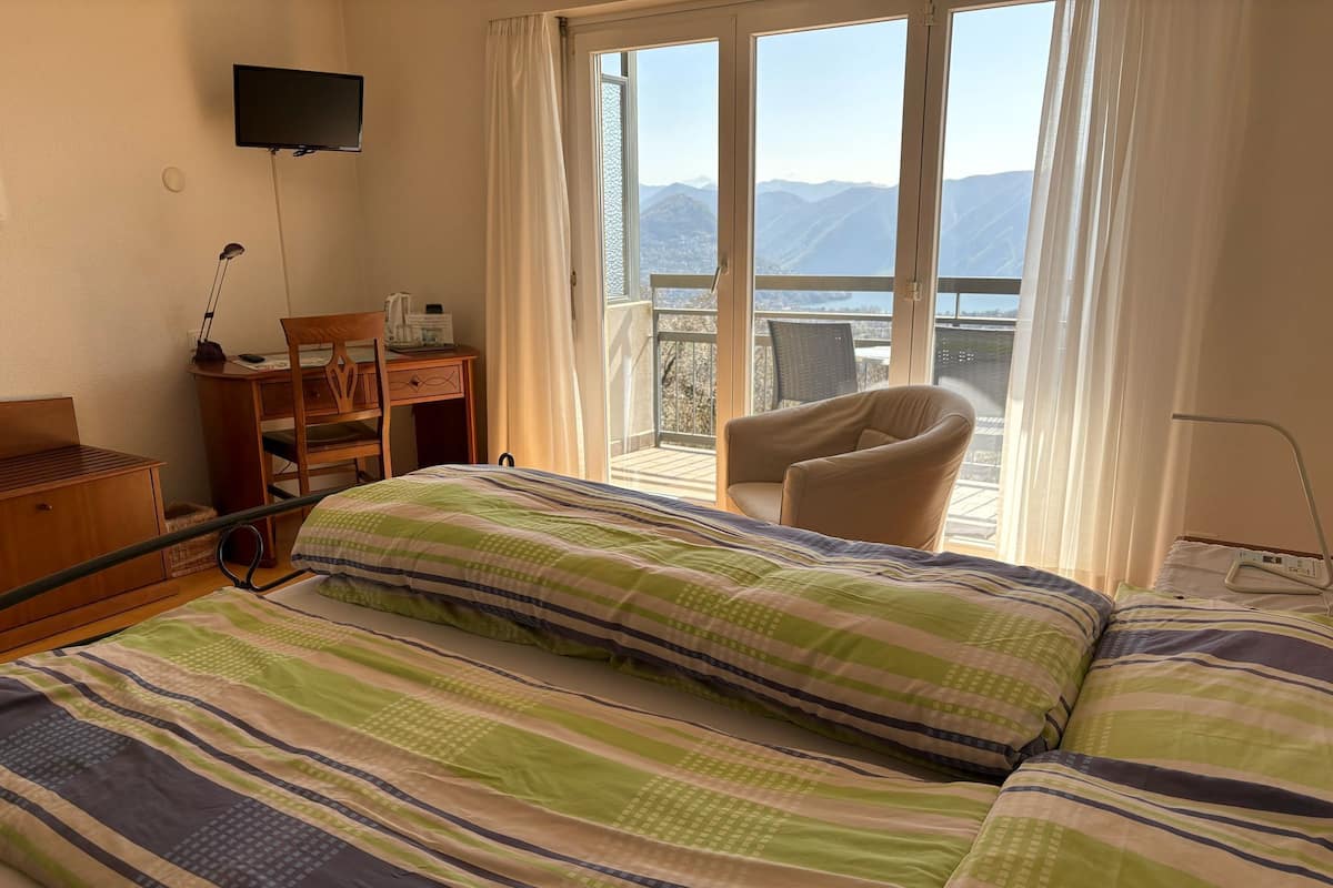 Klassieke kamer, 1 twee- of 2 eenpersoonsbedden, balkon, uitzicht op meer | 1 slaapkamer, gratis wifi