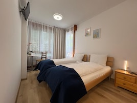 Espacio para trabajar con laptop, wifi gratis y ropa de cama 