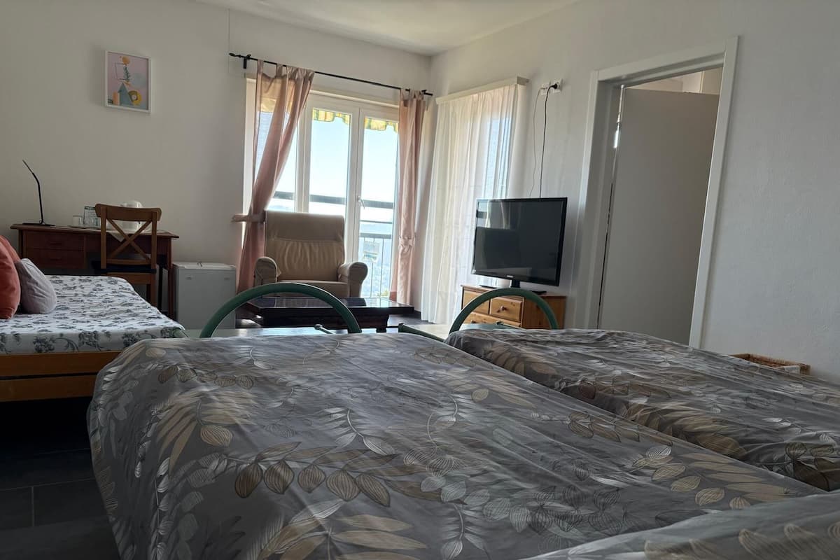 Comfort driepersoonskamer, balkon, uitzicht op meer | 1 slaapkamer, gratis wifi