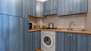 Kühlschrank, Mikrowelle, Herdplatte, Wasserkocher
