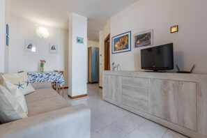 Flat-screen TV - GuestHost - Comfortable Apartment with Sea View (Lido delle Nazioni)