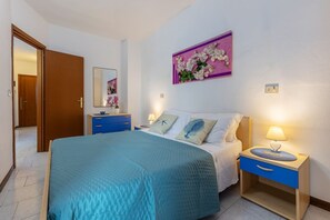 2 عدّة غرف نوم ومكواة/لوح كي وواي فاي وملاءات أسرّة