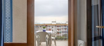 GuestHost - Comfortable Apartment with Sea View