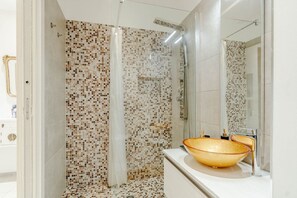 Douche, sèche-cheveux, bidet, serviettes fournies