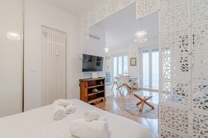 Iron/ironing board, WiFi, bed sheets