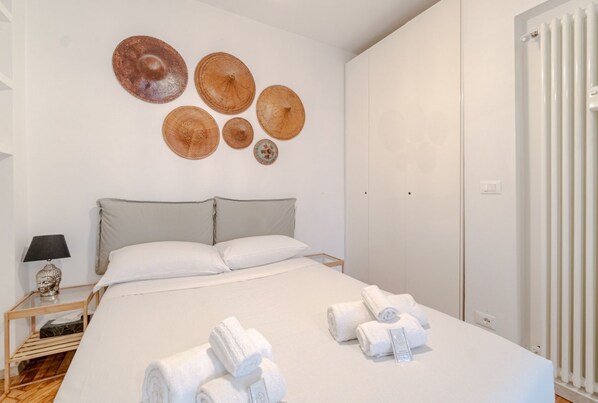 Tabla de planchar con plancha, wifi y ropa de cama