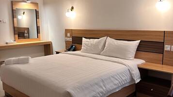 Standard dubbelrum | Värdeförvaringsskåp på rummet, skrivbord och arbetsyta för laptop