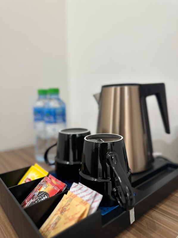 Caja fuerte, escritorio, espacio para trabajar con un portátil