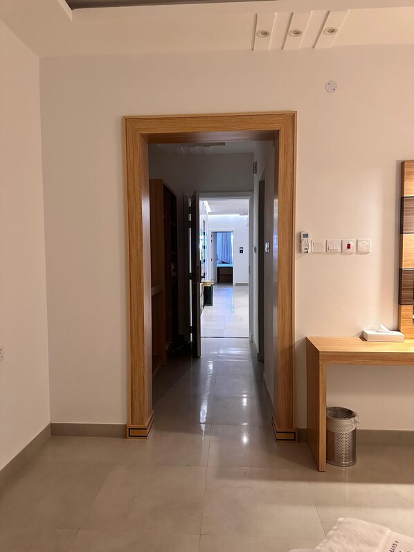 Caja fuerte, escritorio, espacio para trabajar con un portátil