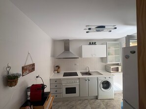 Frigorifero, microonde, forno, piano cottura