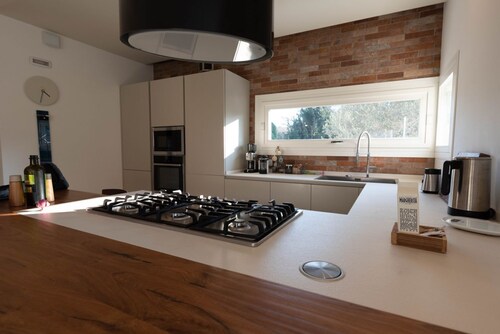 Unique villa in a quiet residential neighborhood, just 15 minutes by car from Padova, where you can enjoy the right relaxation away from city life.Ideal for couples or families and for business trips, it is perfect for 4 guests, bright and spacious, with