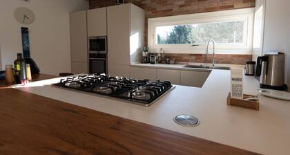 Unique villa in a quiet residential neighborhood, just 15 minutes by car from Padova, where you can enjoy the right relaxation away from city life.Ideal for couples or families and for business trips, it is perfect for 4 guests, bright and spacious, with