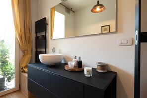 Shower, hair dryer, bidet - GuestHost - Unique villa in a quiet residential neighborhood, just 15 minutes by car from Padova, where you can enjoy the right relaxation away from city life.Ideal for couples or families and for business trips, it is perfect for 4 guests, bright and sp (Padova)