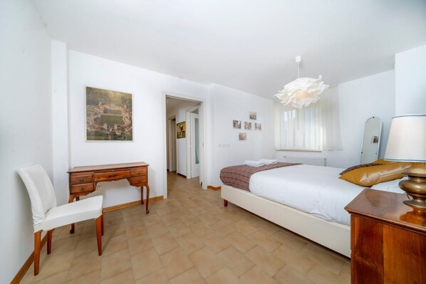 3 bedrooms, desk, iron/ironing board, Internet