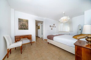 3 bedrooms, iron/ironing board, Internet, bed sheets