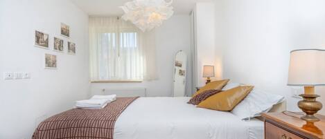 3 habitaciones, escritorio, tabla de planchar con plancha y internet