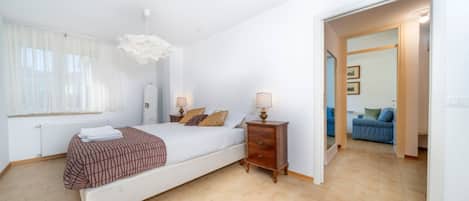 3 bedrooms, desk, iron/ironing board, internet
