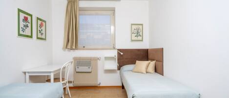 3 bedrooms, desk, iron/ironing board, Internet