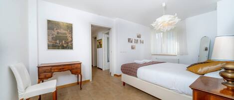 3 bedrooms, iron/ironing board, internet, bed sheets