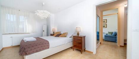 3 bedrooms, desk, iron/ironing board, Internet