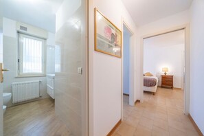 Bruser, hårtørrer, bidet, håndklæder