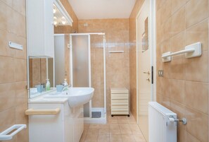 Dusche, Haartrockner, Bidet, Handtücher