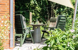 Outdoor dining - Charming vacation home in the heart of the stork village, with a panoramic view and a swimming spot on the outskirts of town (Bergenhusen)