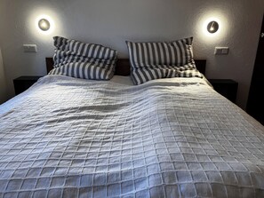 1 habitación, escritorio, wifi gratis y ropa de cama