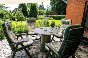 Outdoor dining - Charming vacation home in the heart of the stork village, with a panoramic view and a swimming spot on the outskirts of town (Bergenhusen)