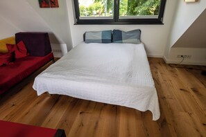 1 bedroom, desk, free WiFi, bed sheets - Charming vacation home in the heart of the stork village, with a panoramic view and a swimming spot on the outskirts of town (Bergenhusen)
