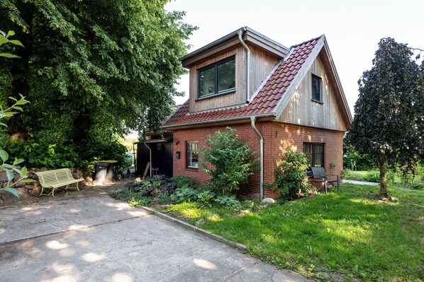 Exterior - Charming vacation home in the heart of the stork village, with a panoramic view and a swimming spot on the outskirts of town (Bergenhusen)