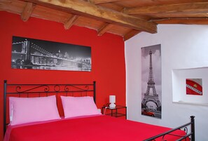 1 slaapkamer, een strijkplank/strijkijzer