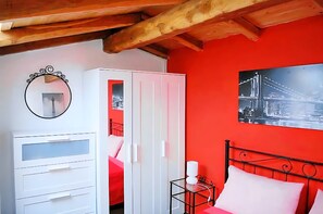1 dormitorio y tabla de planchar con plancha