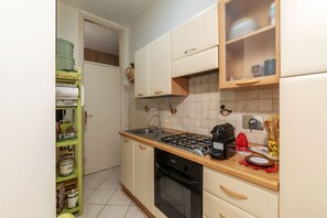 Mikroaaltouuni, uuni, liesi, leivänpaahdin