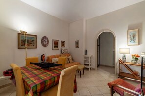 TV - GuestHost - Monteverde Apartment with Terrace (Rome)