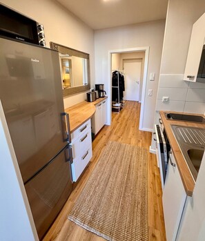 Kühlschrank, Mikrowelle, Ofen, Herdplatte