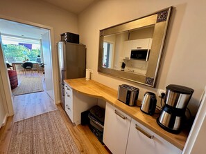 Kjøleskap, mikrobølgeovn, ovn og kokeplater