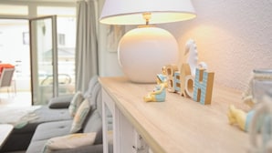 Un salon chaleureux avec un canapé, une lampe et des lettres en bois décoratives.