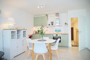 Fridge, oven, stovetop, dishwasher