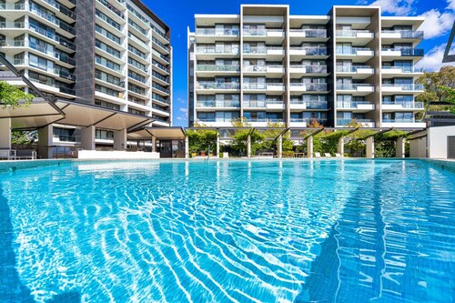 Top-Floor Apartment Near Shops and Arboretum views