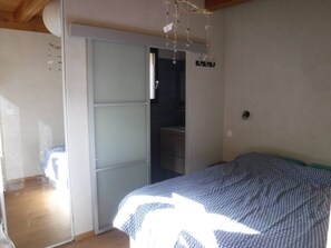 3 slaapkamers, een strijkplank/strijkijzer, wifi, beddengoed