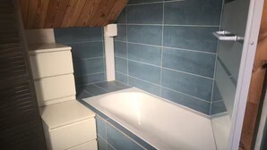 Dusj, hårføner og håndklær