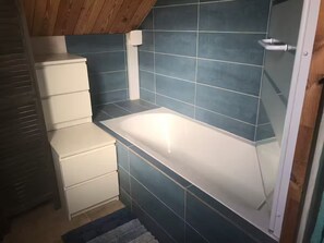 Een douche, een haardroger, handdoeken