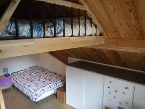 3 habitaciones, tabla de planchar con plancha, wifi y ropa de cama 
