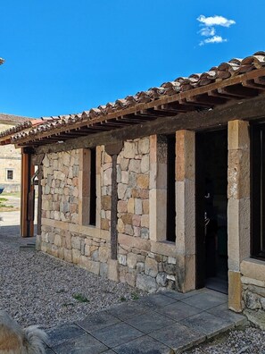 Exterior - Posada Santa Maria La Real (Aguilar de Campoo)
