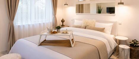 City Apartment, Park View | Blackout drapes, iron/ironing board, free WiFi, bed sheets