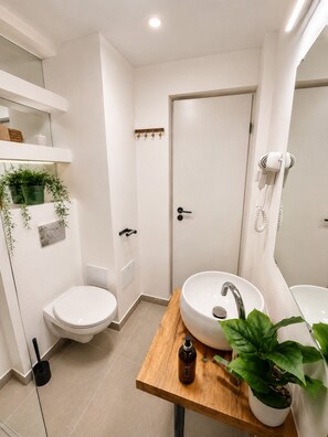 City Apartment, Park View | Bathroom | Towels - Metropole Apartments Romana Square (Bucharest)