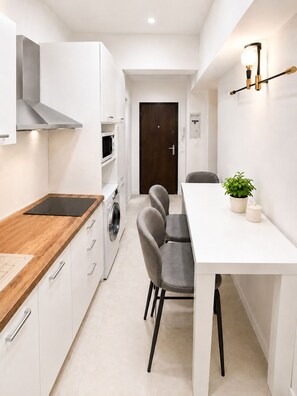 City Apartment, Park View | Private kitchen | Electric kettle, cookware/dishes/utensils